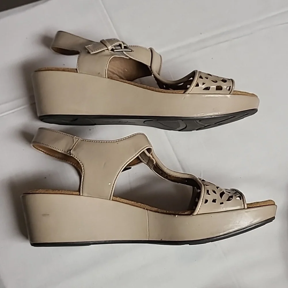 Eyeletted Boho T-strap Buckle Wedge Sandals Beige Natural Soul Naturalizer 9M - Picture 14 of 15